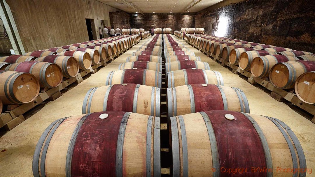 Långa rader ekfat i en vinkällare i Rioja