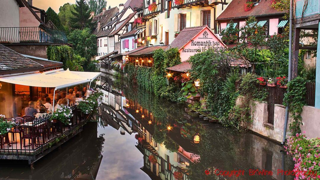 ”Lilla Venedig” i Colmar med en vackra hus och en restaurang längs en kanal