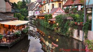 ”Lilla Venedig” i Colmar med en vackra hus och en restaurang längs en kanal